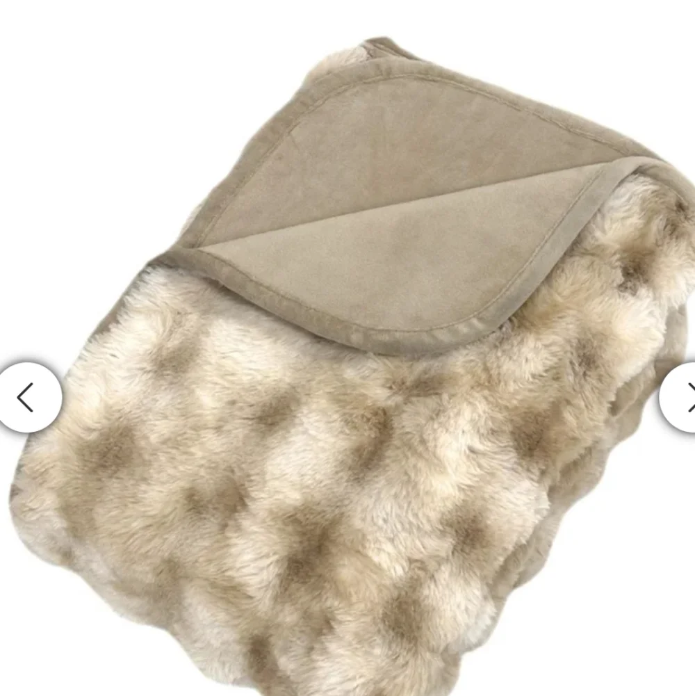 5)Brentwoof Oversized Waterproof Pet Blanket and Furniture Protector, Bubble Fur